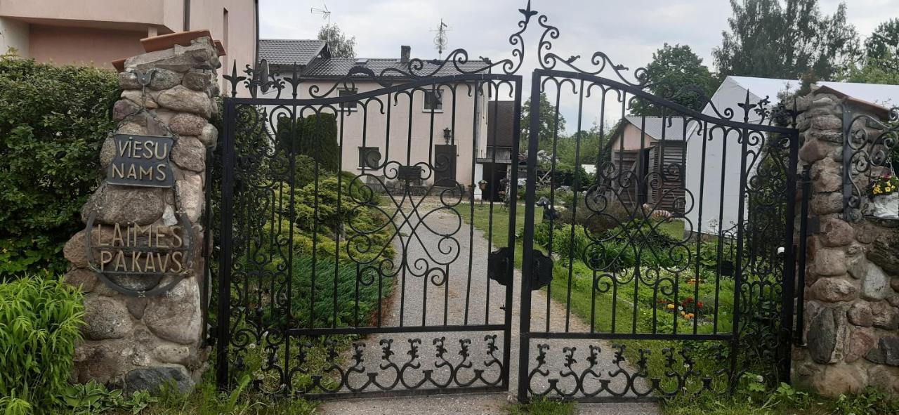 Hotel Viesu Nams "Laimes Pakavs" Straupe Exterior foto